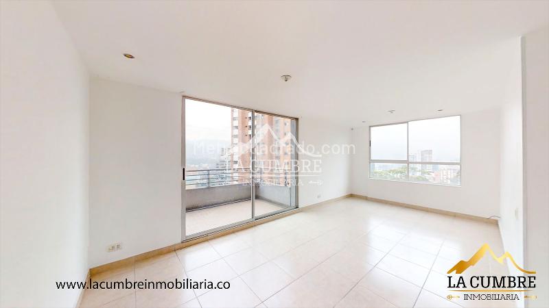 Apartamento de 3 Alcobas con Doble Parqueadero Cubierto en El Poblado