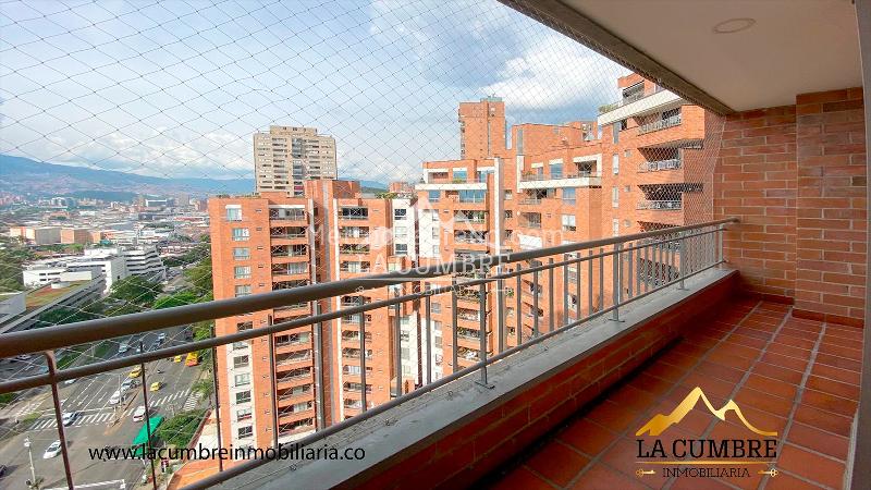 Spacious 3BR Apartment with Pool in El Poblado Castropol - 3