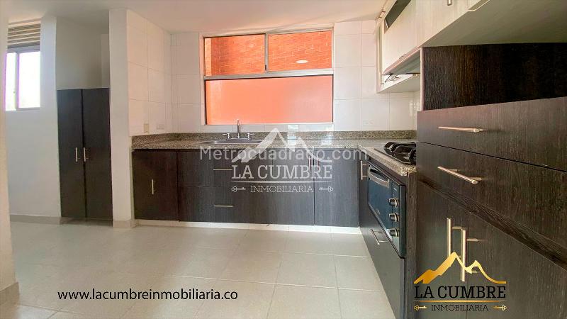 Spacious 3BR Apartment with Pool in El Poblado Castropol - 6