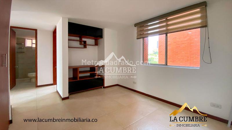 Spacious 3BR Apartment with Pool in El Poblado Castropol - 8