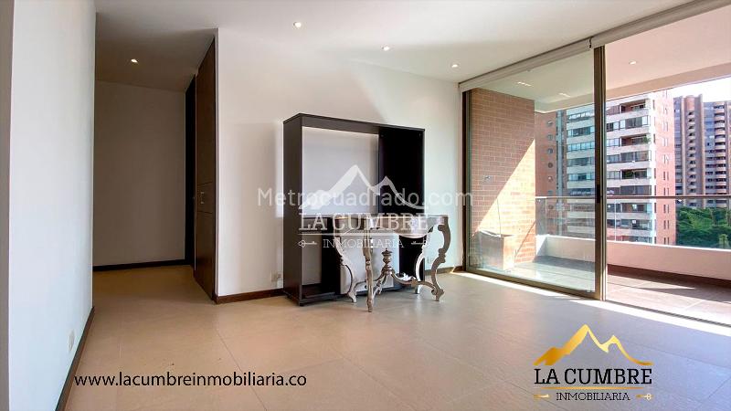 Apartamento de 3 Alcobas con Doble Parqueadero Cubierto y Piscina en Los Parra, El Poblado - 2