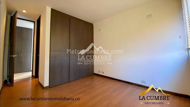 Apartamento de 3 Alcobas con Doble Parqueadero Cubierto y Piscina en Los Parra, El Poblado - 8