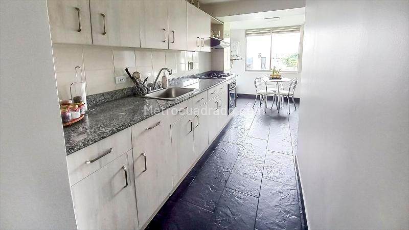 2BR Apartment with Covered Parking in El Poblado Los Balsos - 6