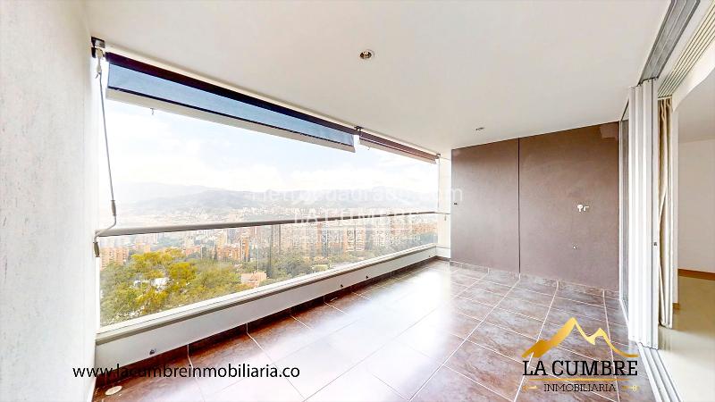 2BR Apartment with Covered Parking and Pool in La Calera, El Poblado - 2
