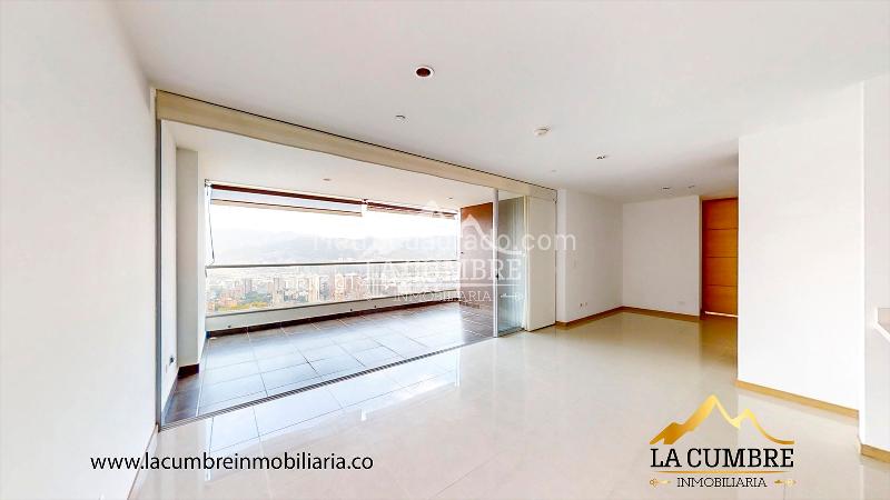 2BR Apartment with Covered Parking and Pool in La Calera, El Poblado - 4