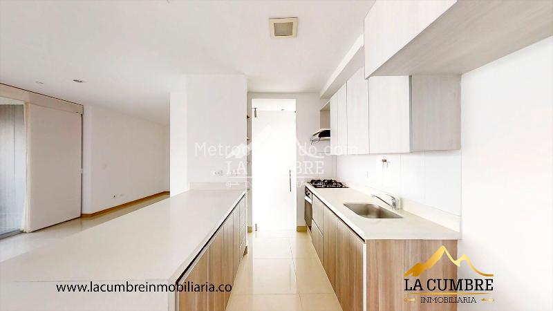 2BR Apartment with Covered Parking and Pool in La Calera, El Poblado - 9