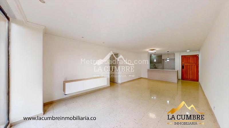 3BR Apartment with Covered Parking in Los Balsos, El Poblado