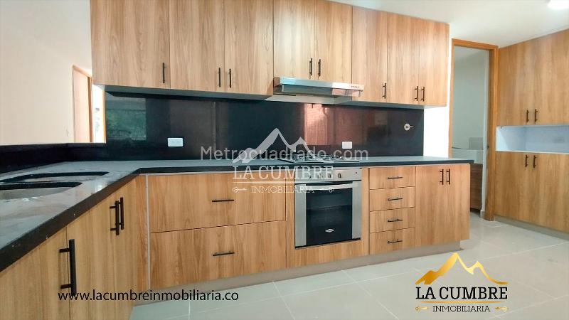 Modern 3BR Apartment in Transversal Inferior - 4