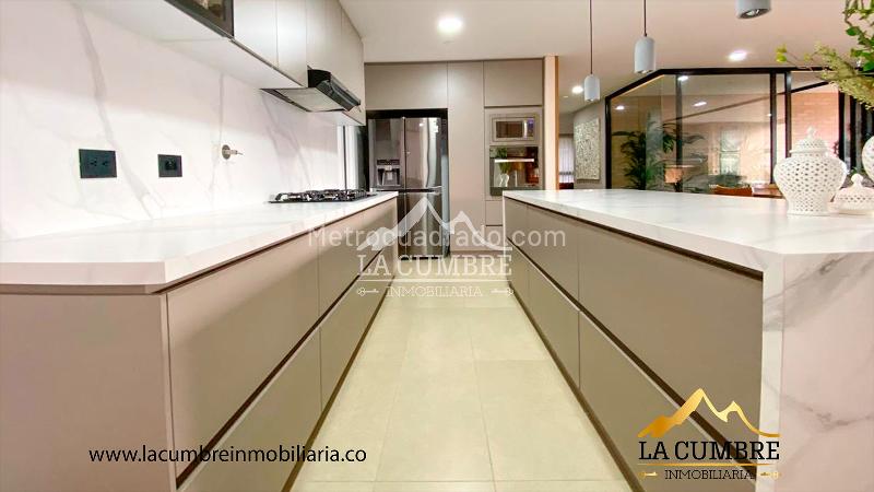 Stylish 3BR Apartment in El Poblado Santa Maria - 9