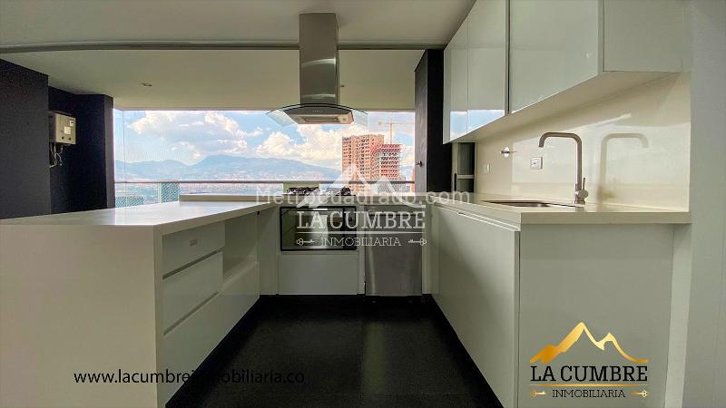 Apartamento de 2 Alcobas con Doble Parqueadero Cubierto en Los Balsos - 3
