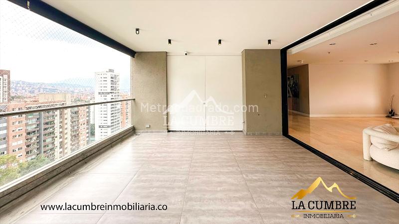Luxury 3BR Apartment in Los Balsos - 9