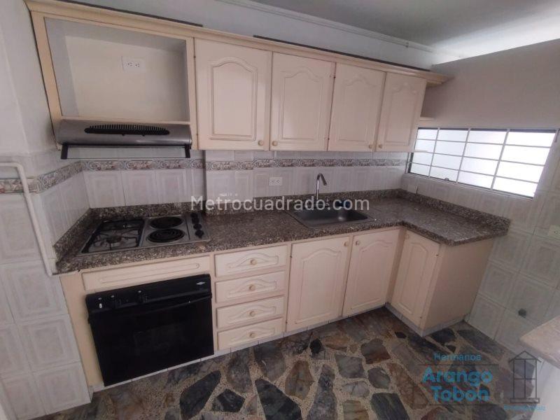 Elegant 3BR Apartment in Suramericana - 3