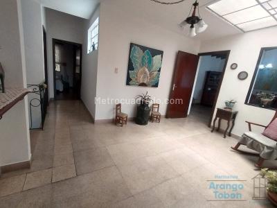 Casa de 5 alcobas en venta en La Castellana, Medellín, 215 m² · foto 2 de 19