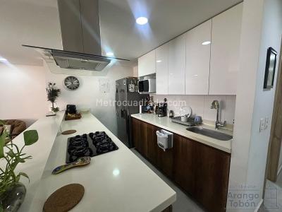 Apartamento de 2 alcobas en arriendo en Conquistadores, Medellín, 85 m² · foto 3 de 12