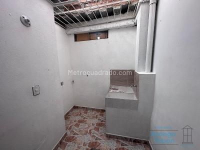 Apartamento de 2 alcobas en arriendo en Floridanueva, Medellín, 55 m² · foto 3 de 11