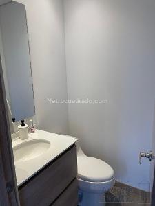 Apartaestudio en arriendo en El Poblado, Medellín, 67 m² · foto 7 de 8