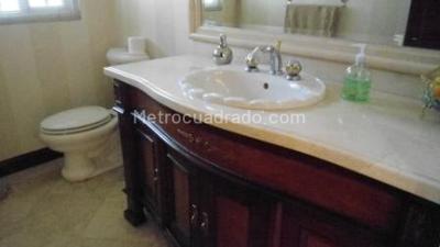 Casa de 4 alcobas en venta en San Jose De Bavaria, Bogotá · foto 19 de 20