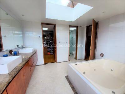 Casa de 5 alcobas en venta en San Jose De Bavaria, Bogotá, 830 m² · foto 19 de 20