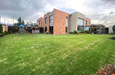 Casa de 4 alcobas en venta en San Jose De Bavaria, Bogotá, 900 m² · foto 2 de 20