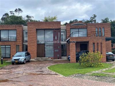 Casa de 4 alcobas en venta en San Simon, Bogotá, 1398 m² · foto 2 de 20