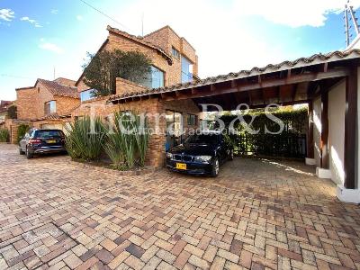 Casa de 4 alcobas en venta en San Jose De Bavaria, Bogotá, 630 m² · foto 2 de 20