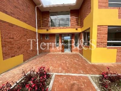 Casa de 4 alcobas en venta en Cota, Bogotá, 370 m² · foto 2 de 20