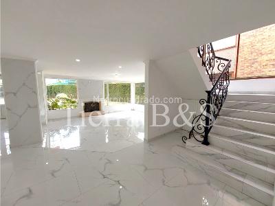Casa de 3 alcobas en venta en San Jose De Bavaria, Bogotá, 800 m² · foto 3 de 20
