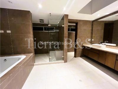 Casa de 4 alcobas en venta en San Jose De Bavaria, Bogotá, 950 m² · foto 13 de 20