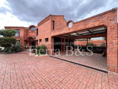 Casa de 4 alcobas en venta en San Jose De Bavaria, Bogotá, 800 m² · foto 1 de 20