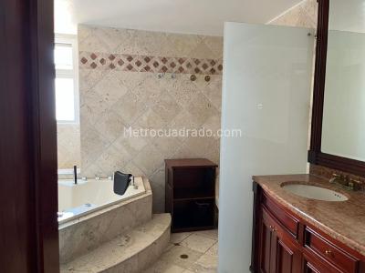 Apartamento de 5 alcobas en arriendo en La Carolina, Bogotá, 370 m² · foto 17 de 20
