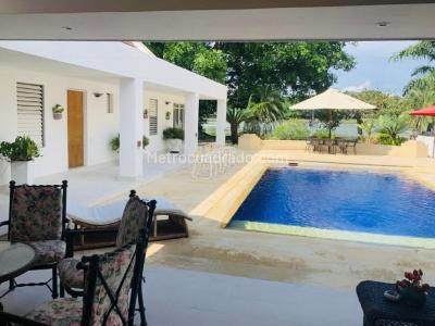 Casa de 4 alcobas en venta en Puerto Peñalisa, Girardot, 361 m² · foto 2 de 18