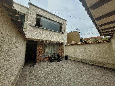 Casa de 4 alcobas en venta en Santa Ana Occidental, Bogotá, 139 m² · foto 2 de 9