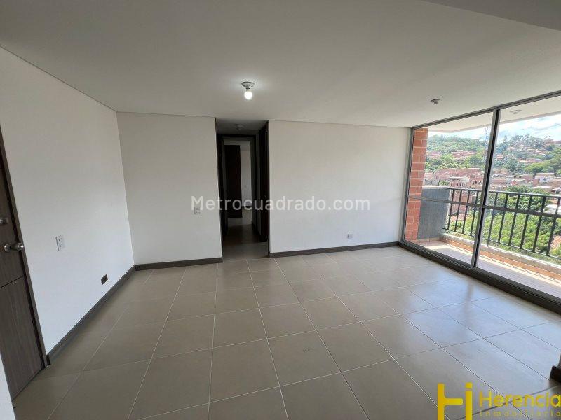 Bright 2BR Apartment with Balcony in Machado - 2