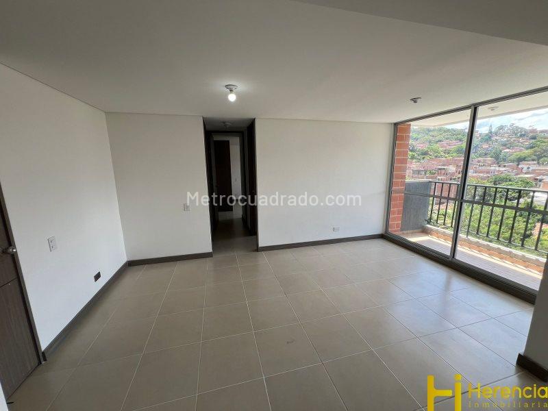 Bright 2BR Apartment with Balcony in Machado - 4