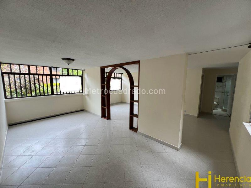 Apartamento en Primer Piso de 4 Alcobas en Carlos E Restrepo