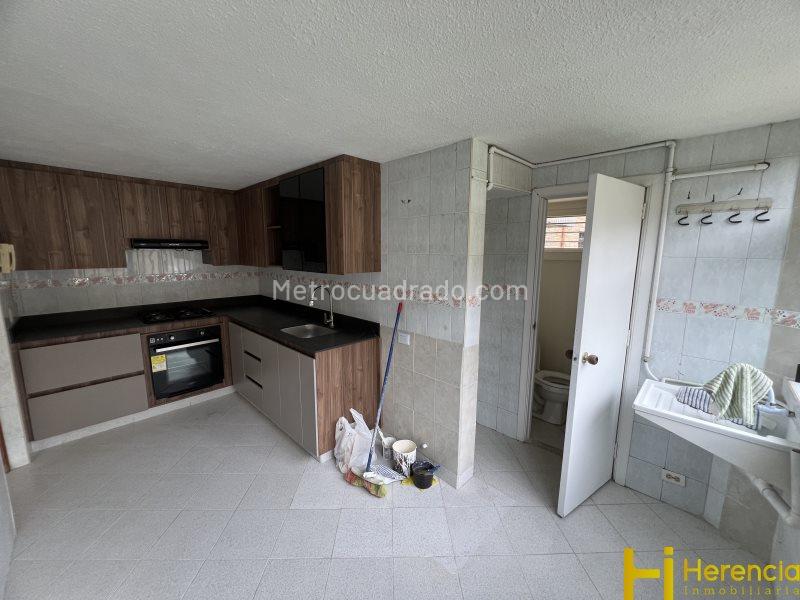 Apartamento en Primer Piso de 4 Alcobas en Carlos E Restrepo - 3