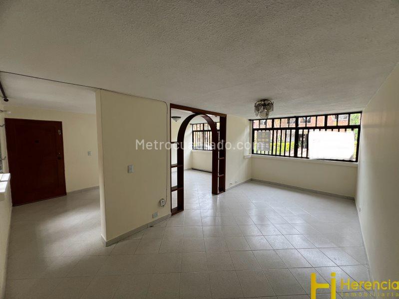 Apartamento en Primer Piso de 4 Alcobas en Carlos E Restrepo - 4