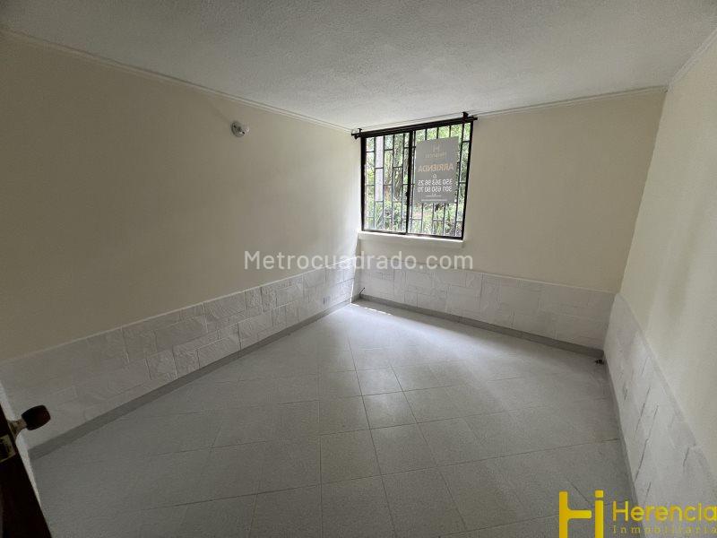 Apartamento en Primer Piso de 4 Alcobas en Carlos E Restrepo - 7