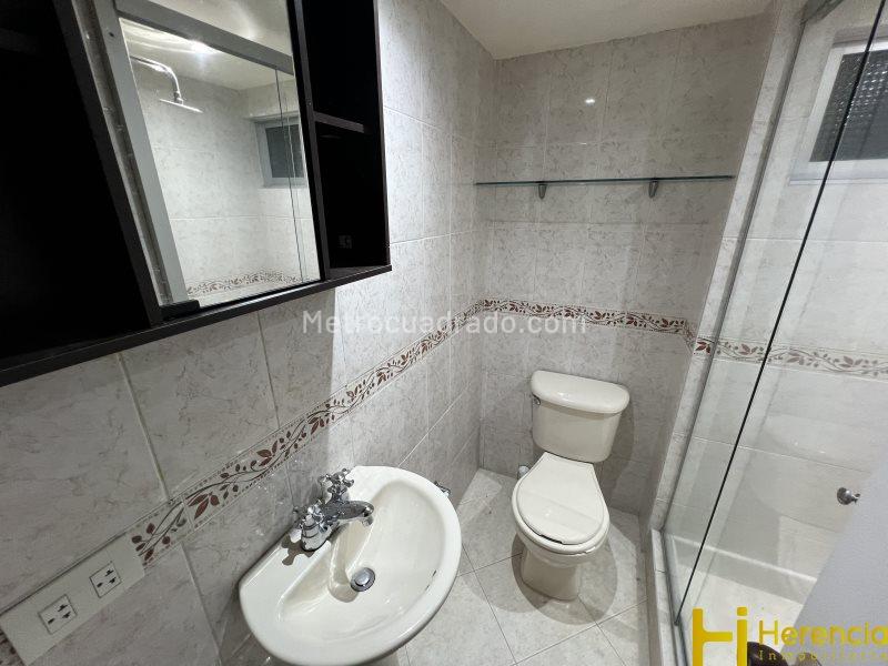 Apartamento en Primer Piso de 4 Alcobas en Carlos E Restrepo - 8