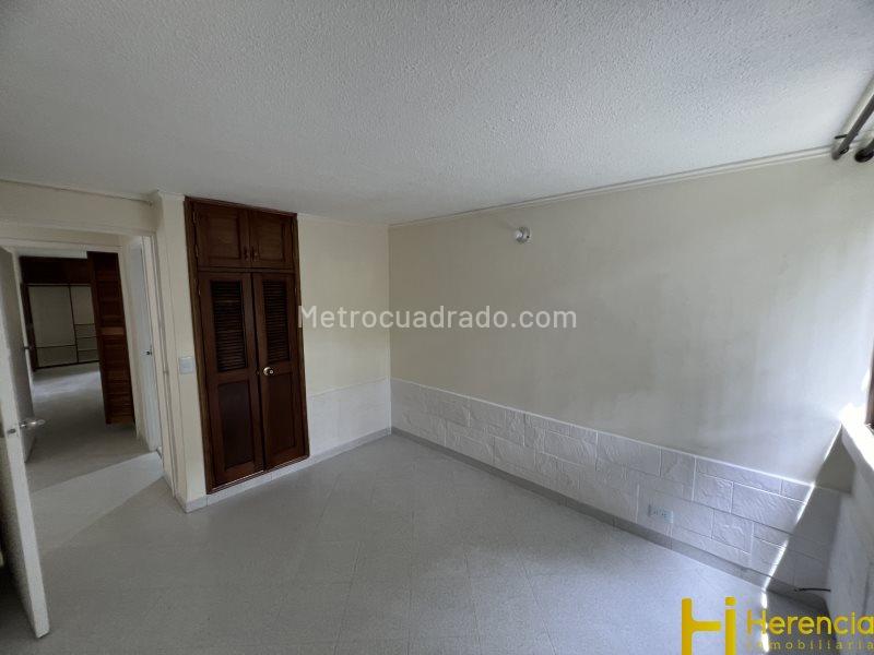 Apartamento en Primer Piso de 4 Alcobas en Carlos E Restrepo - 9
