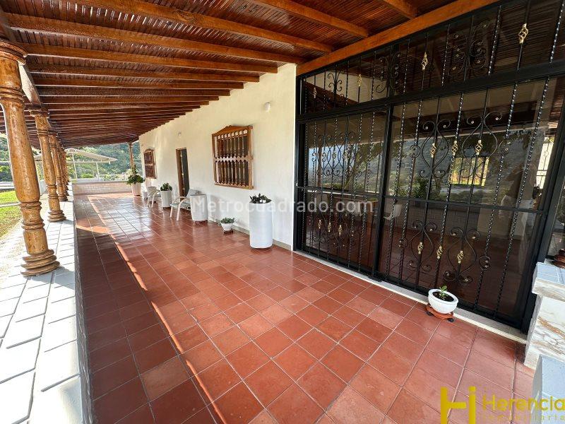 4BR Finca in Vereda Lomita 2 (4500 m²)