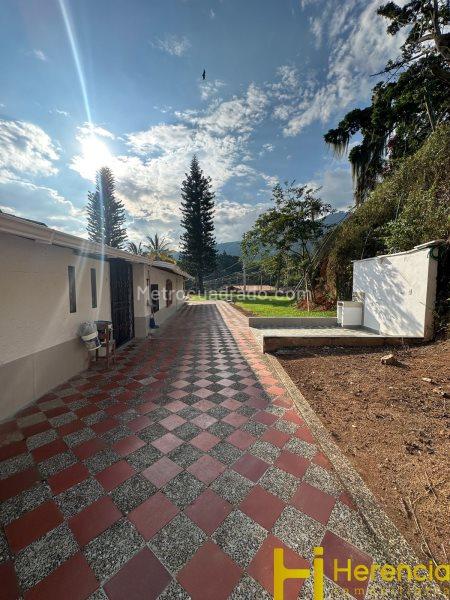 4BR Finca in Vereda Lomita 2 (4500 m²) - 4