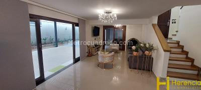 Casa de 4 alcobas en venta en Altos Del Poblado, Medellín, 400 m² · foto 2 de 18