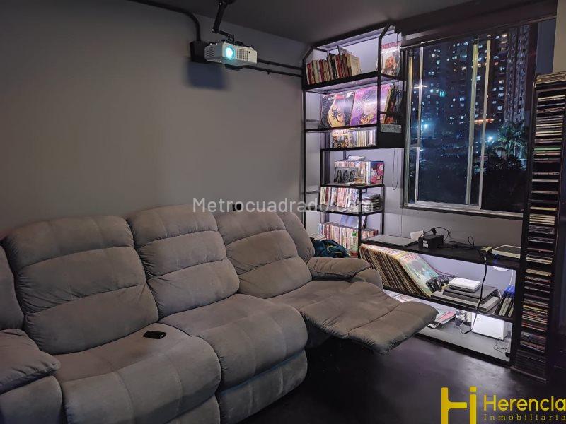 2BR Apartment for Rent in La Loma de los Bernal with Parking