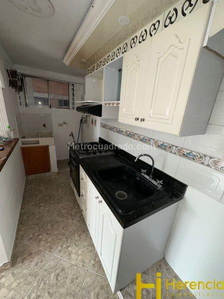 3BR Apartment with Balcony & Parking in Los Colores - 2