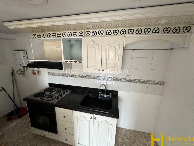 3BR Apartment with Balcony & Parking in Los Colores - 3