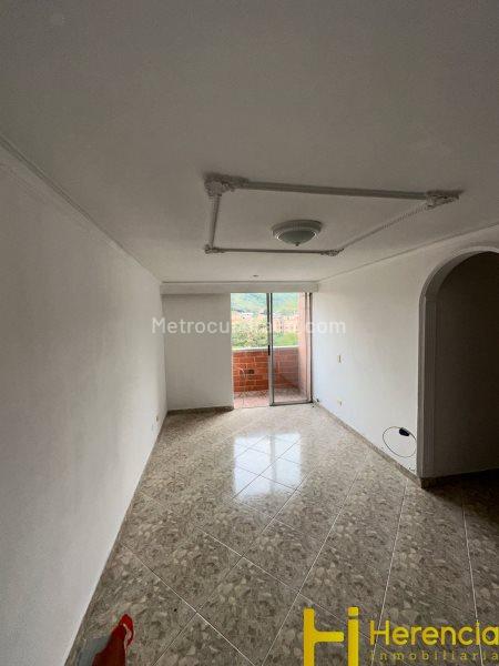 3BR Apartment with Balcony & Parking in Los Colores - 4