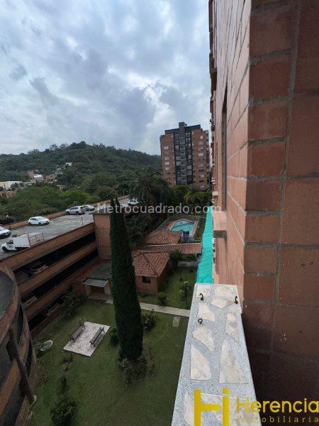 3BR Apartment with Balcony & Parking in Los Colores - 5