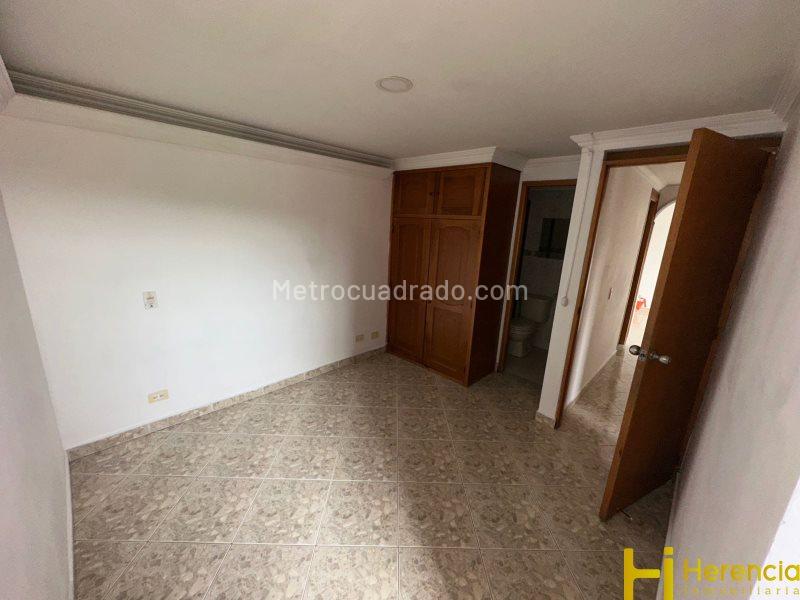 3BR Apartment with Balcony & Parking in Los Colores - 8