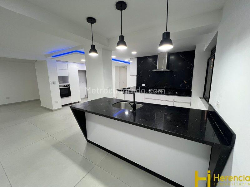 Modern 4BR House with Jacuzzi, Garden & Parking in Suramérica